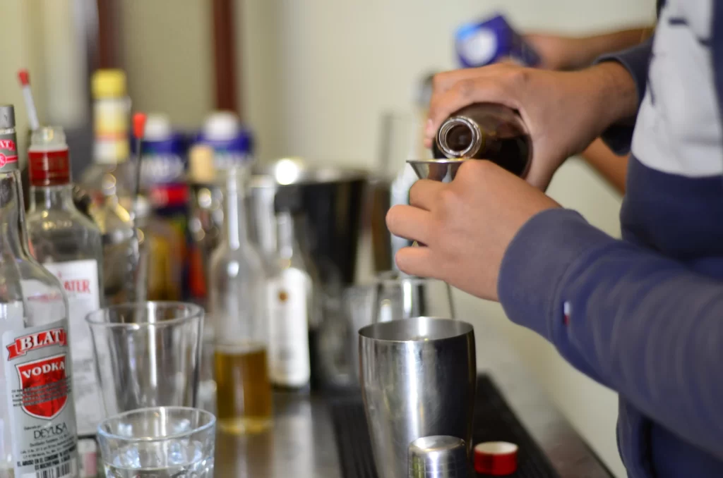 Uso de jigger en Mixología. Imágen de uso propio tomadas en cursos EMCEBAR.