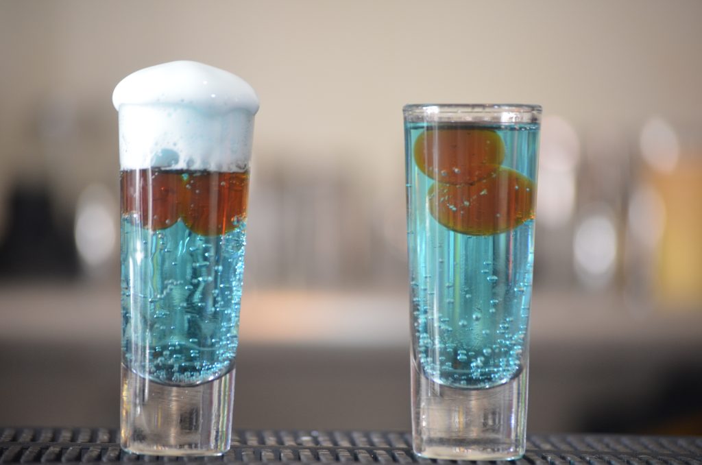 Esferificación y carbonatación preparada en los cursos de coctelería y mixología de EMCEBAR.