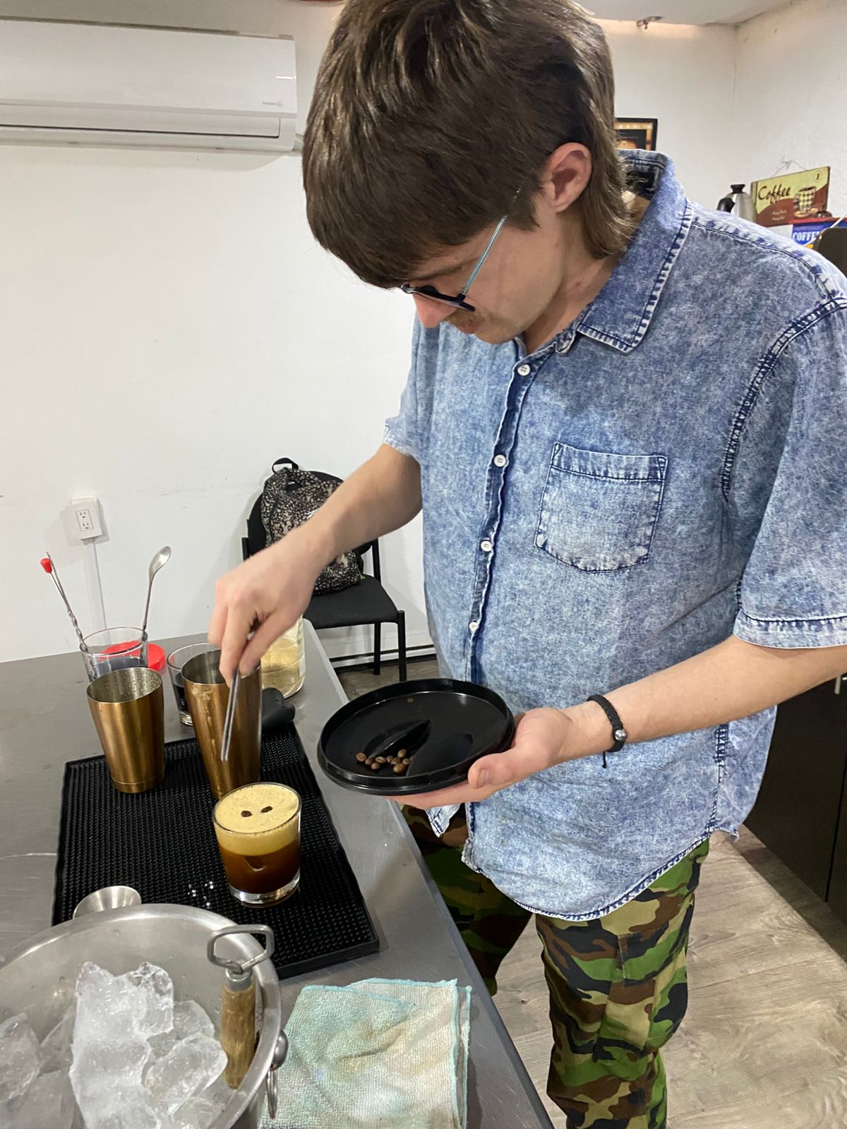 Práctica de coctelería en EMCEBAR