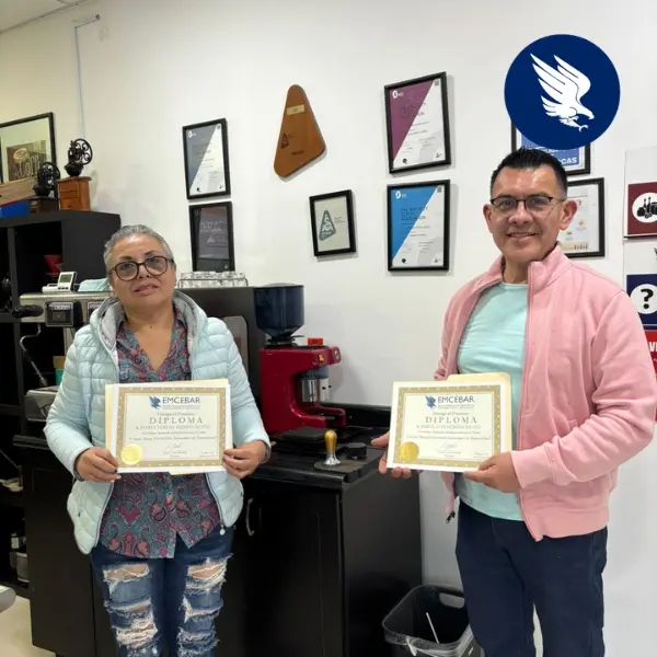 Entrega de diploma al finalizar un curso presencial de EMCEBAR