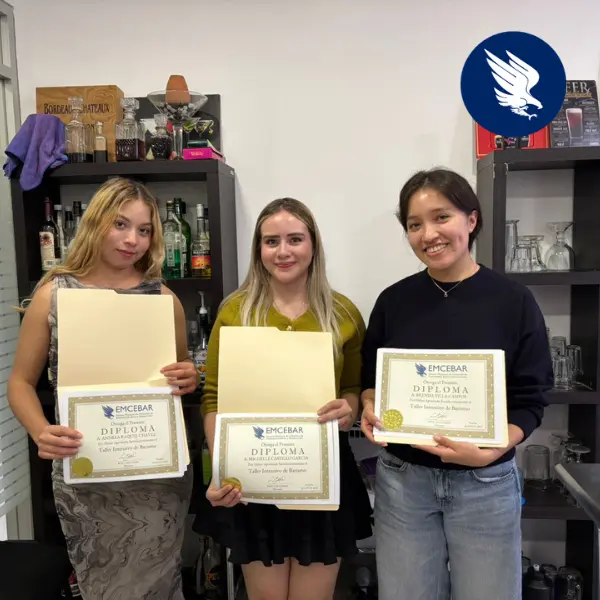 Alumno de EMCEBAR mostrando su diploma con valor curricular