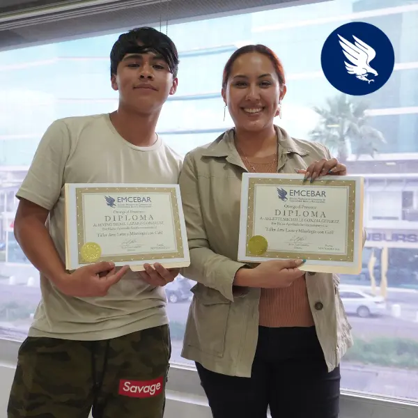 Participante recibiendo su diploma de capacitación en EMCEBAR