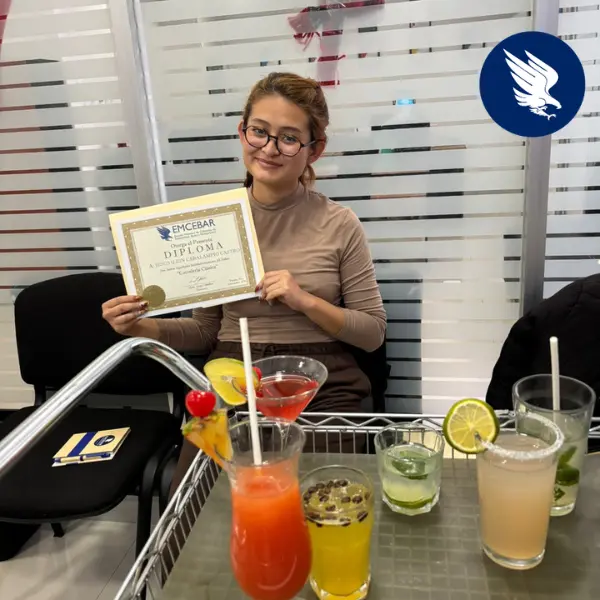 Práctica en el taller de mixología y coctelería de EMCEBAR