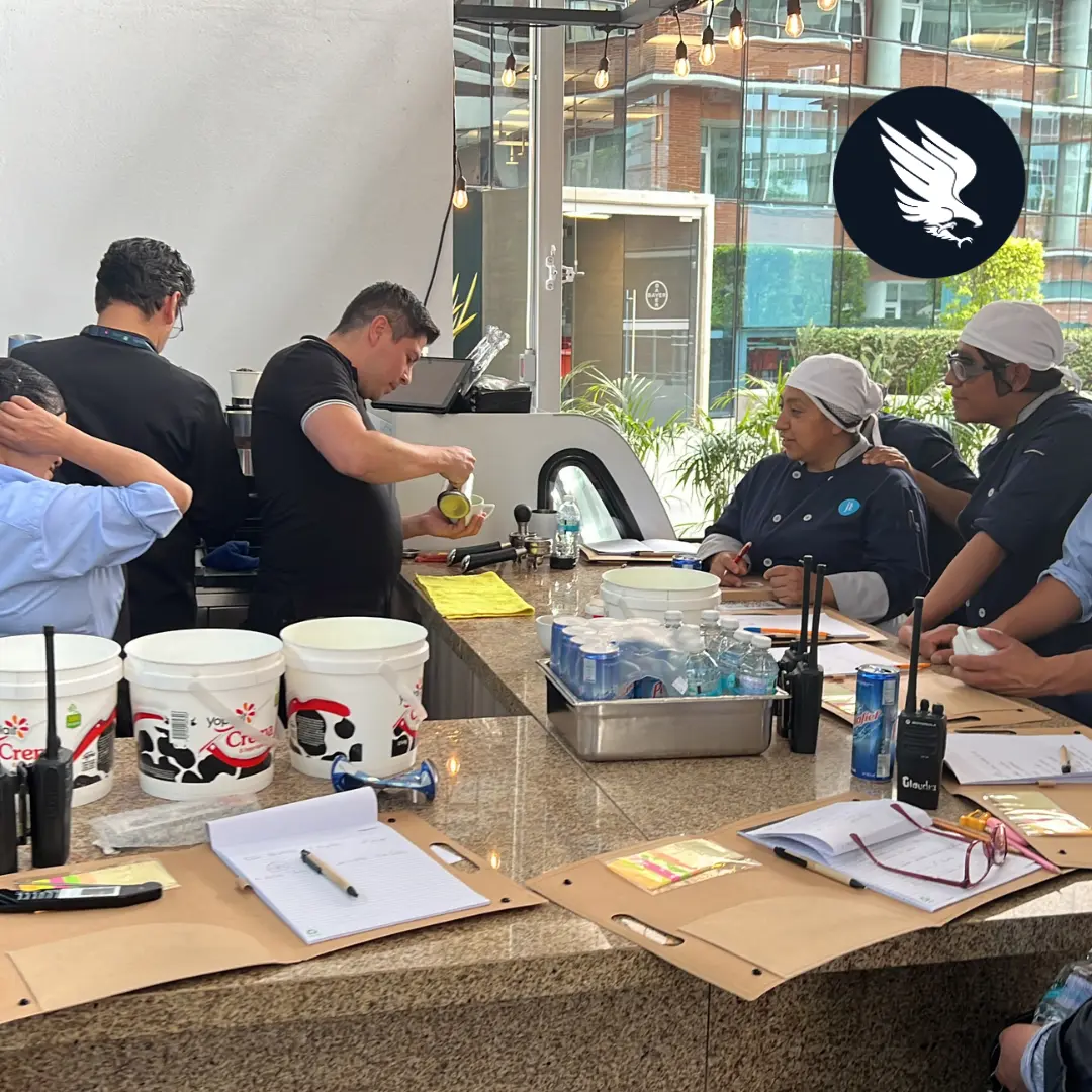 Capacitación práctica de barismo para el equipo de una cafetería