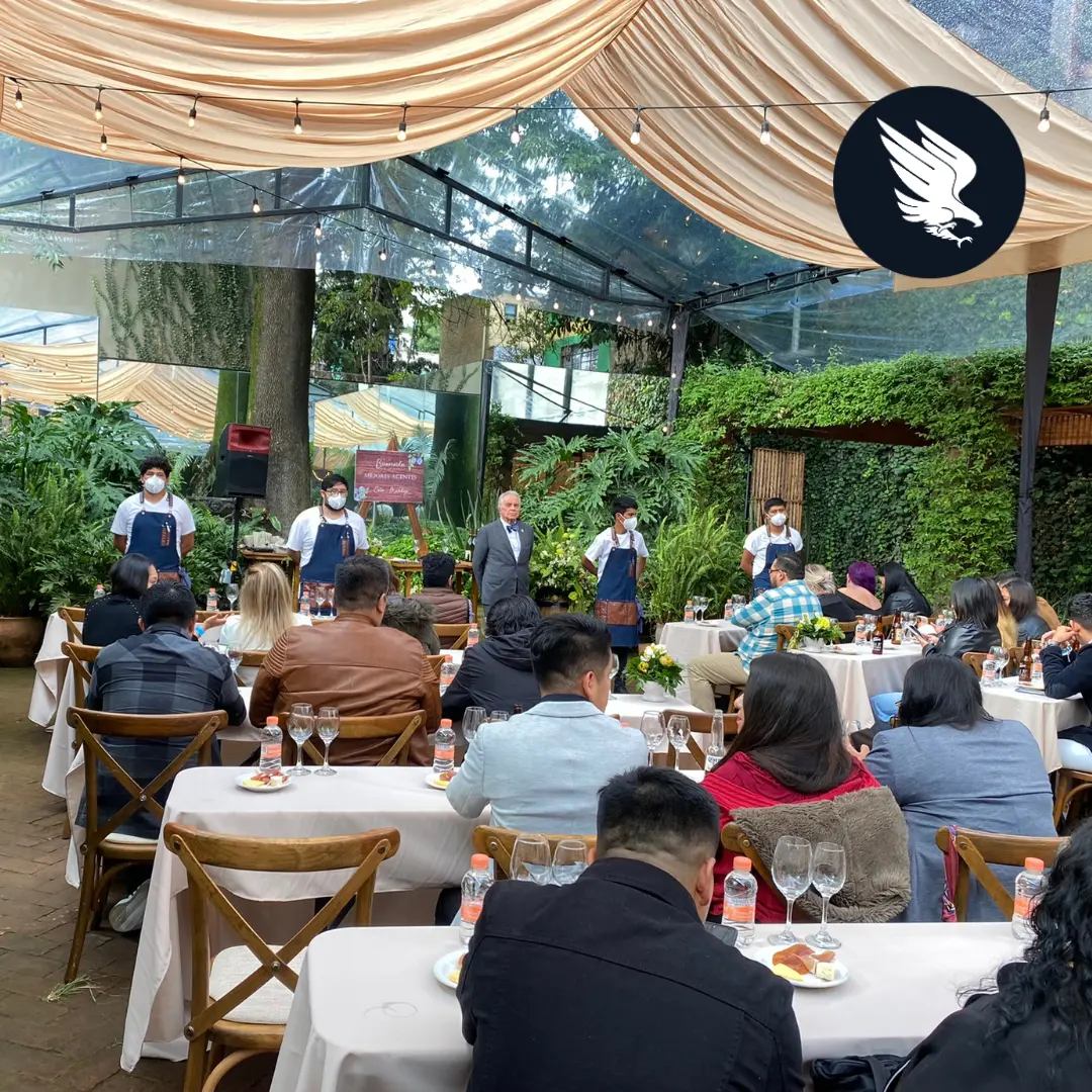 Grupo empresarial durante una experiencia de cata de vinos