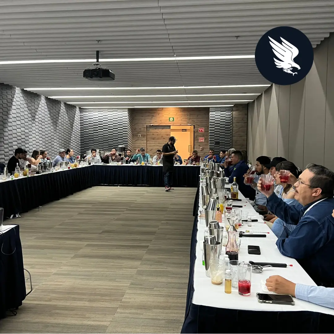 Capacitación de bebidas con práctica grupal