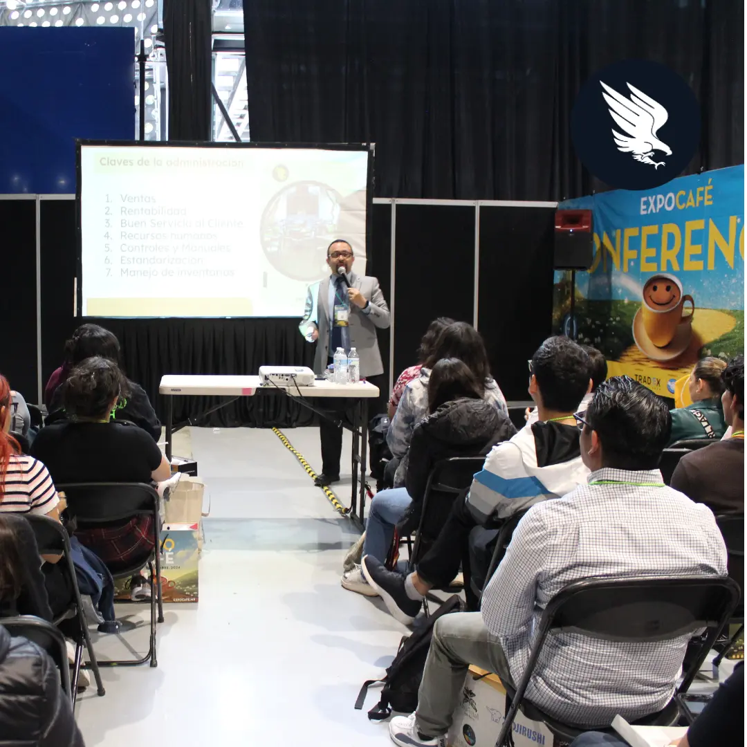 Luis Ceballos, director de EMCEBAR, impartiendo una conferencia en Expo Café WTC
