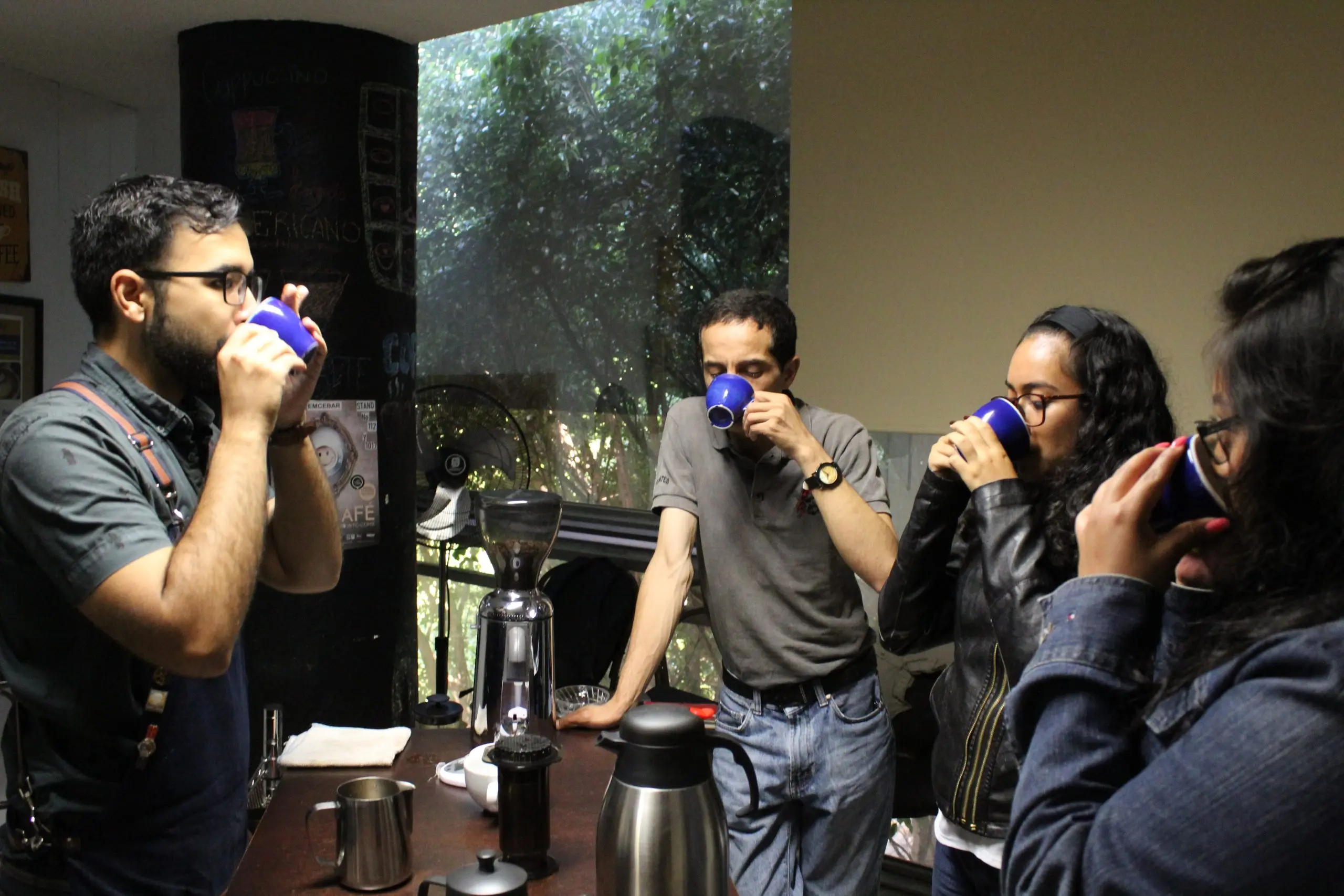 Participantes practicando en una mesa del Curso de Catación de Café de EMCEBAR