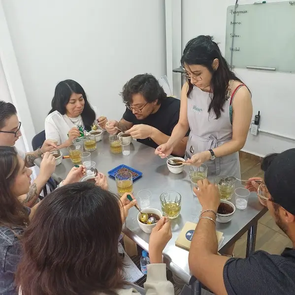 Alumnos comparando muestras durante el Curso de Catación de Café de EMCEBAR