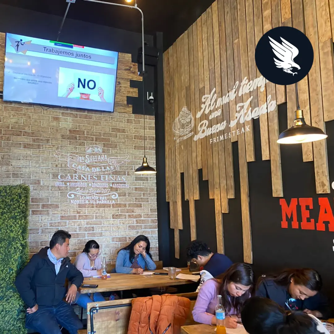 Personal de restaurante participando en una capacitación de servicio