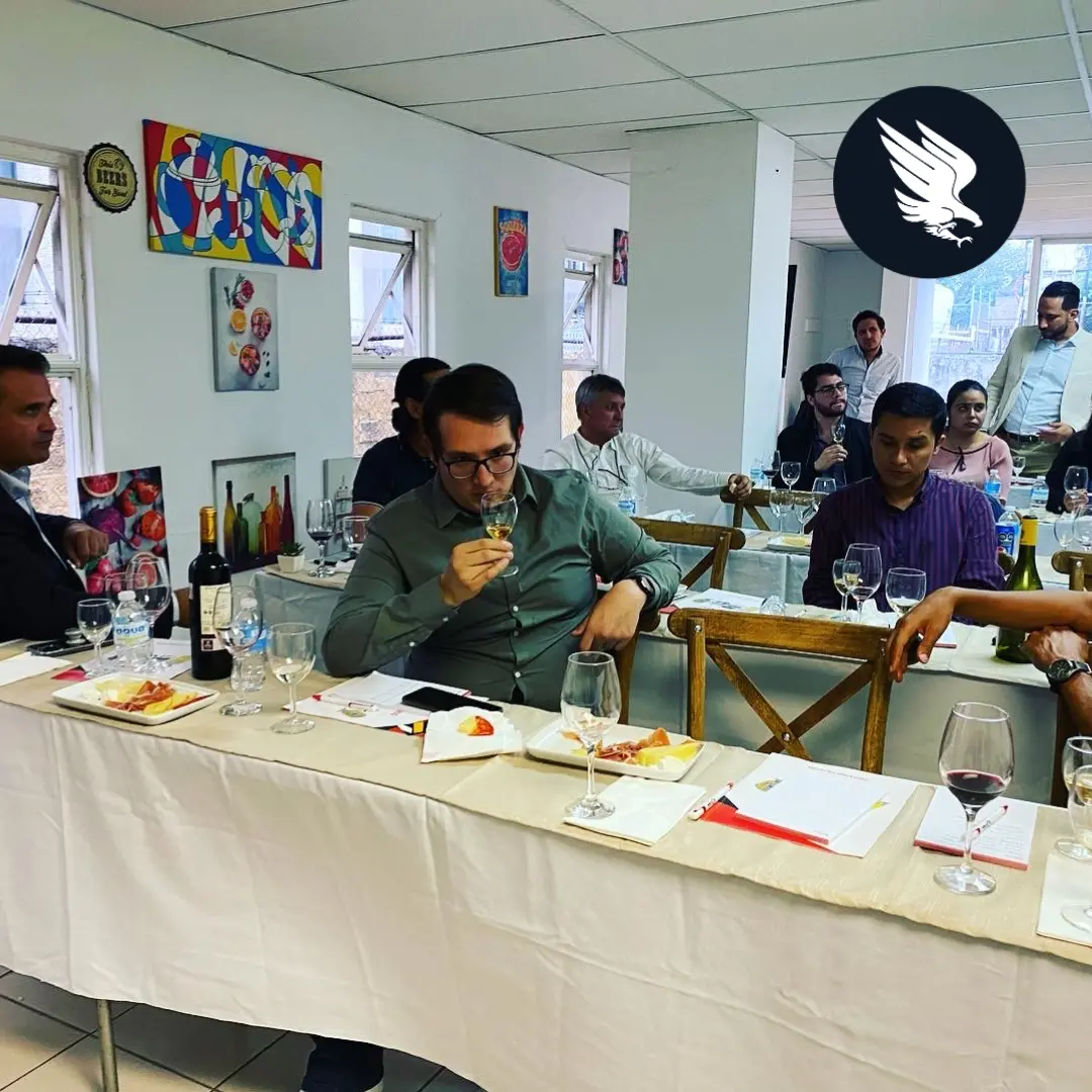 Participantes evaluando aromas durante una catación de vino