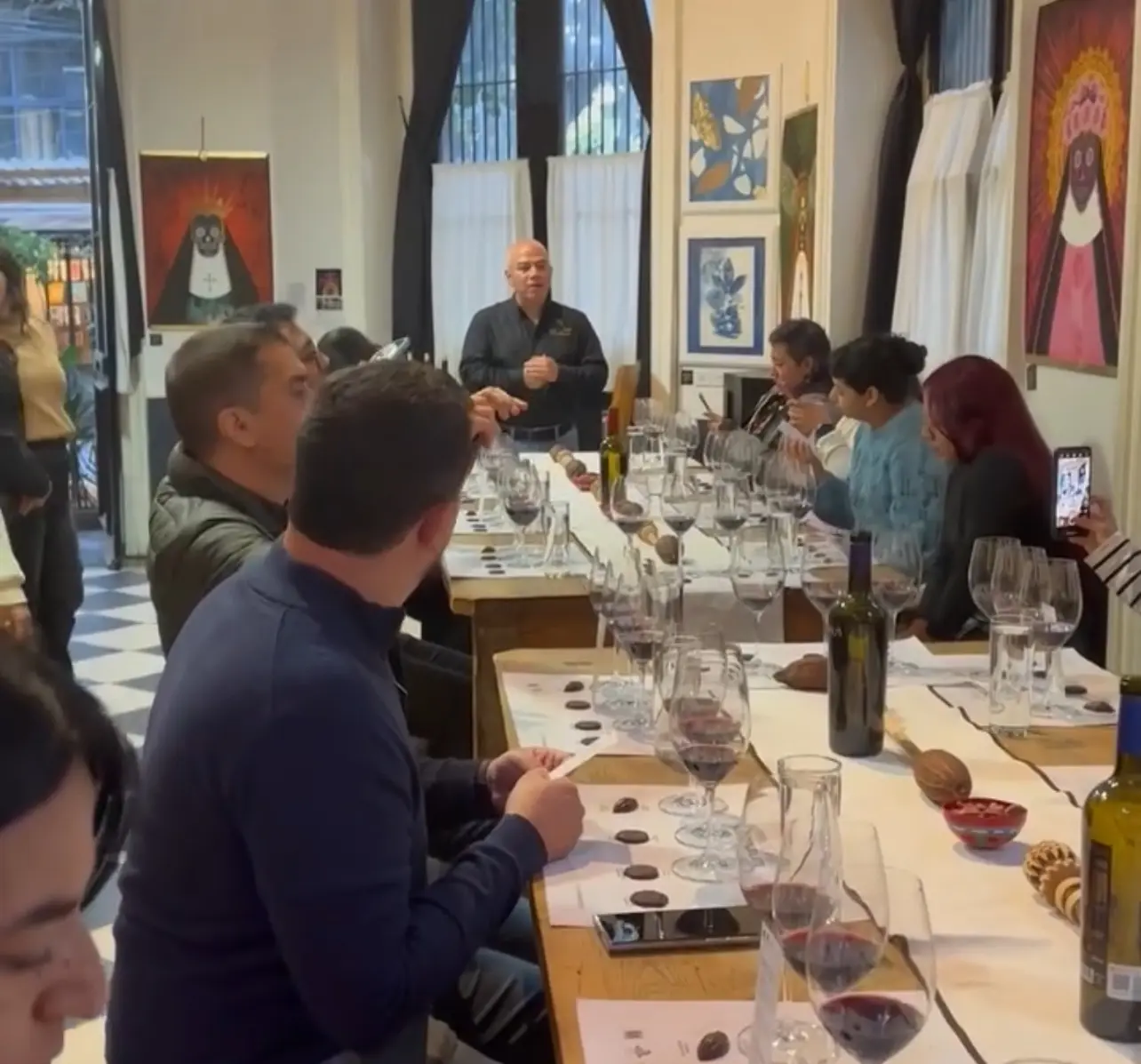 Participantes durante una catación de vinos de EMCEBAR