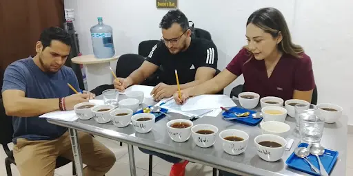 Docente guiando una práctica del Curso de Catación de Café de EMCEBAR